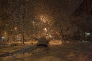 Вечір, сніг, наш «хрущівський» двір