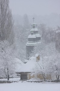 Церква св. Параскеви, мазей архітектури