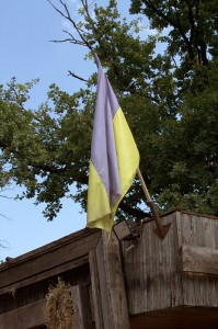 На вході у Музей — державний прапор України